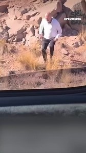 Itu tidak boleh dilakukan, bung! Pemuda baik ini melihat apa yang telah mereka lakukan di batu itu dan tidak ragu untuk menegur mereka. | Positif