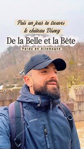 Le Château de Drachenburg, un air de conte de fées en Allemagne Situé en Allemagne, près de la ville de Königswinter, sur les hauteurs du mont Drachenfels, le château de Drachenburg est l’un des monuments les plus impressionnants et romantiques du pays. Construit à la fin du XIXᵉ siècle, ce château semble tout droit sorti d’un conte de fées, ce qui explique pourquoi il est souvent comparé au célèbre château de La Belle et la Bête du film Disney. Perché au-dessus de la vallée du Rhin, il domine l