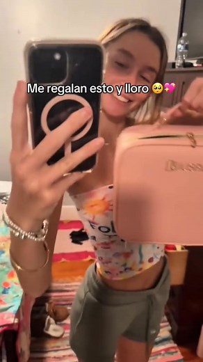 “El regalo que dice ‘Te amo’ sin palabras” ✨ Este no es cualquier maletín… Es el único que incluye maquillaje real luz LED recargable por USB un diseño de lujo listo para regalar. Un detalle que enamora, ilumina y dura. No se compara con organizadores vacíos o de mala calidad. Tú mereces dar algo mejor. 💝 | Exotix