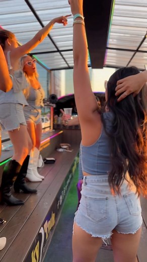 Imagine having this sunset for your party bus tour! Beautiful. #honkytonkpartyexpress #thingstodoinnashville #nashvillepartybus #nashvillepartyboat | HonkyTonk Party Express