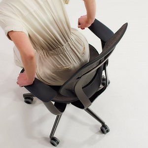 High Perfomance Chair Steelcase Karman con un respaldo ultraligero y un textil de alto rendimiento exclusivo se diferencia de las mejores sillas de trabajo de malla, ofreciendo confort excepcional y sujeción ergonómica. ¡Conoce más en nuestro sitio web! #officechair #officedesign #chairdesign #workchair | Steelcase | Facebook