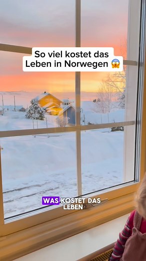 💭 „Das Leben in Norwegen ist traumhaft schön aber günstig ist es ganz sicher nicht. Von 3000 € bis hin zu 5000 € im Monat alles ist möglich. Allein eine Stromrechnung von über 1000 € hat uns im Winter eiskalt erwischt. ❄️💸 Lebensmittelpreise? Wahnsinn! Kein Wunder, dass viele Norweger regelmäßig nach Schweden fahren, um einzukaufen. 🇳🇴➡️🇸🇪 Wie viel würdest du schätzen, kostet DEIN Leben im Ausland pro Monat? 📍Folge mir gerne für mehr Einblicke in unser Leben in Norwegen Wenn du von einer