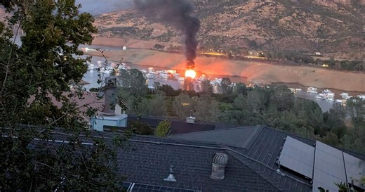 Fire destroys houseboat at Lake Oroville