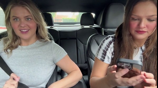 Venessas Butt & Wisconsin Tiff gebruiken vibrator met afstandsbediening in openbare drive
