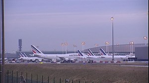 Air France abandons expansion plans, but strike continues