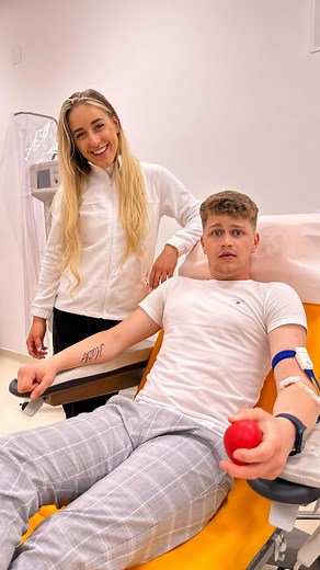 O L I V E R O S W A L D ❌ on Instagram: "Svetový deň darcov krvi je za rohom. 🌏🩸 Zapoj sa aj ty, pretože darovania krvi sa nemusíš vôbec báť 😄 plus máš ako darca výhody v podobe zliav a vitamínového balíčku. Darovať krv môžeš napríklad v novom Darcovskom centre Nemocnice Bory a môžeš si vychutnať svoje lízatko 🍭Ďakujeme @dovera_zdravotna_poistovna a @slovak_red_cross ,že podporujú darcov cez projekt Moja krvná skupina www.mojakrvnaskupina.sk 🩸"