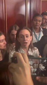 😨🔴#Viral Eposa de Miguel Uribe agradeció a los Colombianos sus oraciones. “Lo que él quisiera para todos nosotros los colombianos es unión, paz y amor. Rechazo cualquier acto de violencia o cualquier acto de venganza por la muerte de Miguel”, Señaló la esposa de Miguel Uribe. | Noticias populares Colombia.