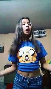 Mira como baila de bien esta niña