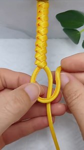 Instructions on how to tie a yellow bracelet in the simplest way #craft #diy #crafting | Craft 1 Minute