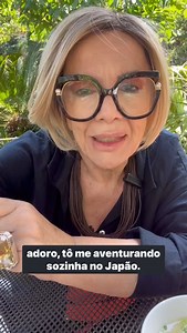 Veja a orientação do Chat GPT , ele é um grande facilitador da vida , rs … Leila, você vai comer um prato chamado “Khao Man Gai” (タイ風海南鶏飯 / Hainanese Chicken Rice), muito famoso na Tailândia e em Cingapura. Esse é um prato típico de frango cozido servido com arroz preparado no caldo do frango, acompanhado de três molhos especiais e uma sopa leve. A imagem mostra exatamente isso: 1. Molho de pimenta vermelha 2. Molho de soja escura (dark soy sauce) 3. Molho de gengibre com alho 4. Sopa de acompan