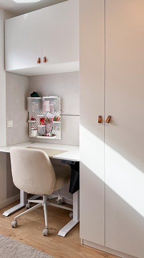 Meine Amazon Kinderzimmerhighlights… Anzeige | Angefangen von einem elektrisch verstellbaren Schreibtisch der mitwächst…zu einem bequemen Schreibtischstuhl damit dort ein ruhiger und schöner Platz zum Lernen und für Kreativität entsteht! Für alle angehenden Teenies kann ich euch den kompakten Schminktisch ans Herz legen! Meine Tochter hat sich unbedingt eine Ecke gewünscht, wo sie sich aktuell in Ruhe fertig machen kann. Aktuell noch nicht zum „Schminken“ aber dort findet man zb alle ihre Haarut