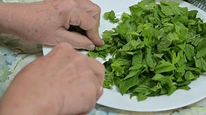 El perejil picado en platos: video de stock (totalmente libre de regalías) 3789367697 | Shutterstock