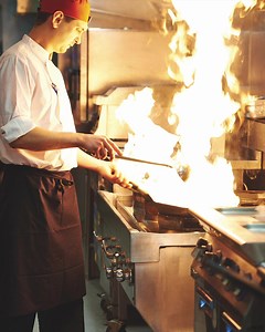 saltiamo le verdure per il nostro firecracker in un wok caldissimo, in modo che taccole, cipolle e peperoni mantengano tutti i loro nutrienti e la loro croccantezza #hotoffthewok� #wagamamawokstars #wagamamaitalia | wagamama