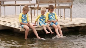 Funny Kids Bathing Suits Sit Together : vidéo de stock (100 % libre de droit) 1033095602 | Shutterstock
