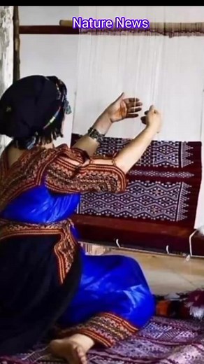 Tissage kabyle✨ La matière première du tissage est la laine de mouton (et plus rarement, celle du dromadaire). Certains objets issus du tissage ont une grande importance sociale, tels que les burnous, les tapis ou les couvertures. La Kabylie a une longue tradition de tissage traditionnel, malgré l'absence d'élevages ovins importants. Les toisons sont triées suivant la qualité de la laine. La laine blanche, en provenance des bêtes bien nourries de race locale, prélevée sur le dos de la toison, se