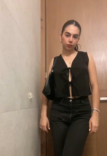 El chaleco con moños es la prenda que tu clóset estaba esperando 💖 Femenino, con onda y perfecto para elevar cualquier outfit sin esfuerzo ✨ #MercadoLibreModa #moda