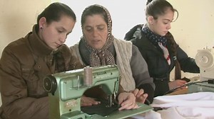 Romii din Somcuta Mare invata engleza de la un norvegian filantrop. Cum a ajuns acesta sa faca acte caritabile in Romania