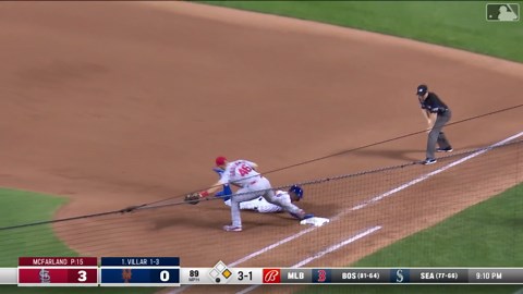Edman ejecuta doble play