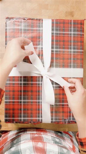 Get ready to sleigh the holiday party scene with these Lay’s® Cheddar and Sour Cream Philly Cheesesteak Sliders! For the full recipe and more visit moresmileswitheverybite.com. 🎁 #fritolay #sliders #lays #phillycheesesteak | Frito-Lay