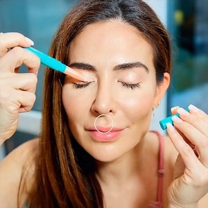 Our Brilliant Eye Brightener™ is so versatile! 🌟You can use it on your eyes, brow bone, nose, cupid's bow and cheeks! 📷: Bianca Jade bit.ly/FindYourBrilliantEyeBrightenerShade | Thrive Causemetics
