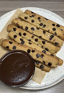 Cookie fries Recipe 1/2 cup (113g) unsalted butter (for browning) 1/2 cup (100g) dark brown sugar 1/4 cup (50g) granulated sugar 1 egg, room temperature 1 teaspoon vanilla extract 1 1/2 cups (195g) all-purpose flour 1/2 teaspoon baking powder 1/4 teaspoon salt 1/3 cup (66g) mini chocolate chips, plus extra for topping Chocolate Dip: 1/2 cup chocolate chunks 2–3 tablespoons milk 1 tablespoon butter Method Cookie Sticks Start by browning the butter. Melt it in a saucepan over medium-low heat, then
