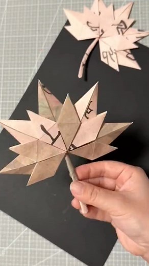 Origami Maple Leaf Craft #origamimapleleaf #paperfolding #diyorigami #papercraft #creativecraft #funwithpaper #easyorigami #kidscraft #origamifun #paperart | paper craft ideas
