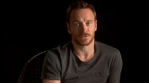Michael Fassbender ist ein deutsch-irischer Schauspieler, bekannt für seine intensiven und vielseitigen Rollen.
