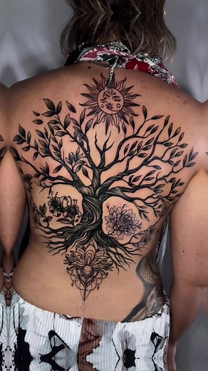 Inspiración de tatuajes en la espalda para mujeres