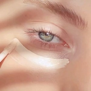 That shimmer on the inner corner 😍✨ @breishabrielle wearing our STACEY pigment ✨ 🔎 ‘Stacey’ at samplebeauty.com and @beautybaycom #samplebeauty | Sample Beauty