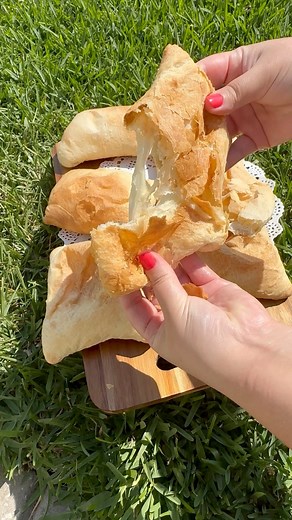 Merdenele - Pentru 16 merdenele🇷🇴1️⃣Aluat 1,100 g faina🇷🇴220 g unt la temperatura camerei🇷🇴2 lingurite sare🇷🇴1 lingurita drojdie uscata🇷🇴Aproximativ 650 g Apa rece🇷🇴2️⃣Pentru impaturit aluatul 300 g unt rece🇷🇴3️⃣Umplutura 650g branza feta rasa Punem faina intr-un bol, adaugam sarea, drojdia si untul(220g)incepem sa mixam si treptat adaugam apa cat cuprinde pana incorporam toata faina. Mixam pana avem un aluat elastic, nelipicios. Lasam la odihnit 10 minute si pregatim untul, il pun