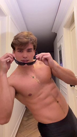 Chiquititos, ustedes me han pedido que les comparta parte de la rutina, justo hoy entrené, piernas y bíceps, pero mi rutina de bíceps estuvo de esta forma Bi-Serie 1 A) Curl con barra (agarre supino) 12 repeticiones B) Curl tipo martillo, 15 repeticiones Descanso activo: 5–6 dominadas en agarre supino (máximo control, sin impulso). Repetir 4 veces. Bi-Serie 2 A) Curl inclinado con mancuernas 12 repeticiones B) Curl concentrado 12 repeticiones por brazo Descanso activo: 4–5 dominadas en agarre su