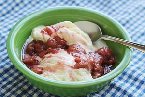 TREAT YOURSELF: Strawberry Rhubarb Compote in a Slow Cooker - YUM! (less sugar than most) FULL RECIPE: http://bit.ly/2q2A1y1 | Snack-Girl