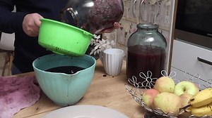 Một người đàn ông căng nho: Video có sẵn (100% miễn phí bản quyền) 3940754555 | Shutterstock