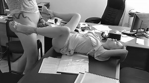 Il baise sa collègue sur le bureau