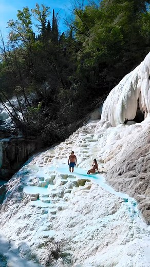 28 reactions | Insane hidden hot springs in Tuscany! 略 TAG someone...