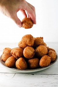 Mochi series episode 9: Poi mochi 🤙🏽🍡.I know I keep saying this is my favorite mochi recipe, but THIS might be my favorite mochi recipe. .Crispy outside, chewy inside, slightly sweet, and oh so yummy!.Comment POI MOCHI to get the recipe sent directly to you. .Recipe at -> https://bit.ly/poi-mochi.#keepingitrelle #poimochi #poi #mochi #mochimochi #hawaiifood #hawaiianfood #hawaiian #japanese #japanesefood #fusionfood #ono #onolicious #hawaiilife #hawaiistagram #luckywelivehawaii #luckywelivehi