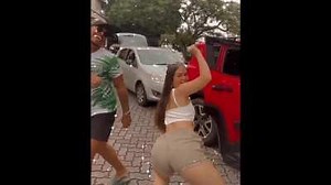 Mel Maia rebolando o rabo gostoso