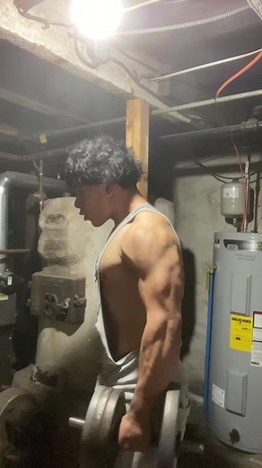 my tank is on life support 😭 anywho curl heavy for big biceps #bodybuilding #fyp