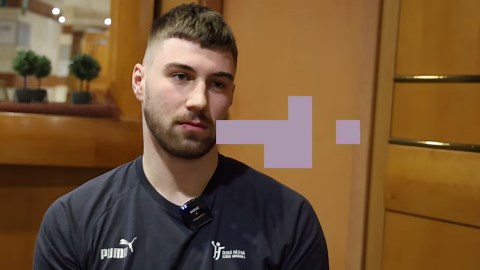 ⏰ Už za pár hodin. Zápas roku je tady! 🇨🇿🇭🇷 🎤 Lukáš Mořkovský se na pekelnou atmosféru těší, jste taky plní očekávání? 😎 🧯Nažhav hlasivky přímo v hale 👉 https://bit.ly/ZAZIJ_NARODNI_TYM | Česká Házená / Czech Handball