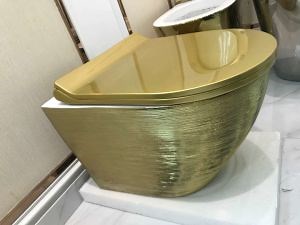 [Hot Item] European Design Gold Electroplate Ceramic Tankless Wall Mounted One Piece Toilet with Silent Seat Cover Bathroom Sanitary Ware Wall Hung Commode