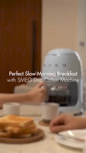 ¡Disfruta del mejor café con nuestra increíble cafetera de goteo! Prepara hasta 12 tazas con una jarra de cristal, ajusta la intensidad y programa el encendido automático. ¡Despierta cada mañana con el aroma perfecto y mantén tu café caliente por 40 minutos! ☕ 🎥: @smeg.id #caféperfecto #coffeelovers #smegspain #smeglovers | Smeg España