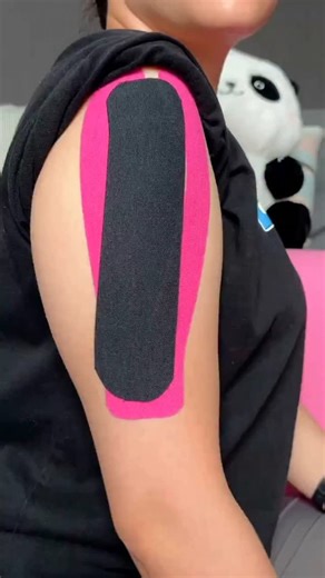 𝓓ℛ.𝓢𝓐ℋ𝓔ℛ on Instagram: "Tapping for upper arm 🖇️ Arm pain may include wear and tear, overuse, injury, a pinched nerve, and certain health conditions such as rheumatoid arthritis or fibromyalgia. . Kinesiology tape is often used to relieve arm pain and reduce swelling and inflammation. Follow me for more videos @drsaher74 #viral #physiotherapy #kinesiotape #kinesiotaping #taping #painreleif #movement #upperarmtaping #armtapping"