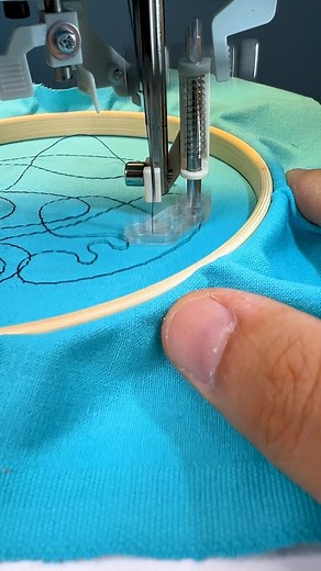Faire de la BRODERIE à la Machine à Coudre, c’est facile avec ce pied presseur spécial ! #couture #broderie #machineacoudre #piquelibre #couturefacile #apprendreacoudre | Couture Enfant