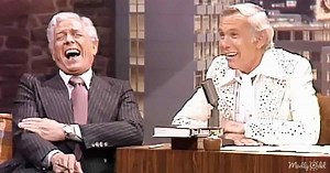 Desi Arnaz reveals mesmerizing “I Love Lucy” secrets to Johnny Carson
