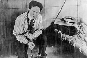 When He Wasn't Performing Escape Acts, Harry Houdini Exposed Psychics As Scammers | Oxygen