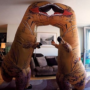 This couple had a dinosaur-themed wedding after their real wedding had to be postponed. | Yahoo Lifestyle Australia