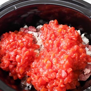 19 reactions | This recipe for Crock-Pot Chili Colorado is a family favorite. I love making "wet" burritos with it topped with cheese and sour cream. YUM [Gluten Free, Low Calorie, Low Carb, Low Fat, Low Sugar & Weight Watchers friendly!] Get the full recipe & instructions here>> https://crockpotladies.com/crockpot-chili-colorado/ | Crock-Pot Ladies | Facebook