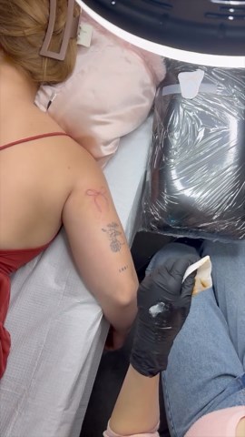 Mei Yan on Instagram: "nothing is more girl coded than getting matching ribbon tattoos!! 🎀💗 i took a little road trip to see one of my favorite tattoo artists @tattooist_yeonnie when she was doing guest work in las vegas. what do you think? 👯‍♀️ @lilyvipham"