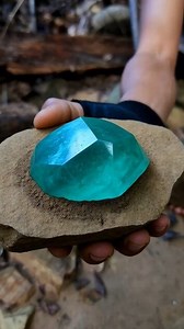 GREEN EMERALD #gemstones #diamond #crystals #gold #jade #agate #emerald | Agate Hunter Rimba