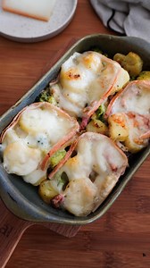 Le repas du lendemain de raclette 🙃 Meilleure astuce pour réutiliser les restes de la raclette de la veille : faire un gratin ! Généralement il reste toujours quelques pommes de terre, de la charcut ou du fromage… alors on part sur une petite recette de restes qu’on adore 🥰 Émincez de l’oignon et faites le revenir avec du jambon cru si il vous en reste ou alors des lardons ou des allumettes de bacon. Ajoutez les pommes de terre cuites coupées en morceaux et les brocolis si vous en avez par exe